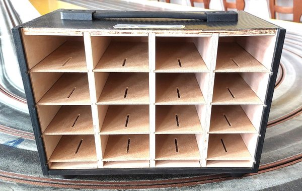 Slotcarkoffer für 16 Fahrzeuge in 1/32 aus Holz